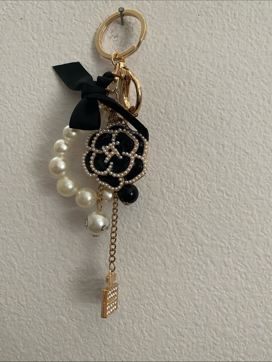 Accessories - Pearl & Black Flower Charm Keychain - Women Accessories